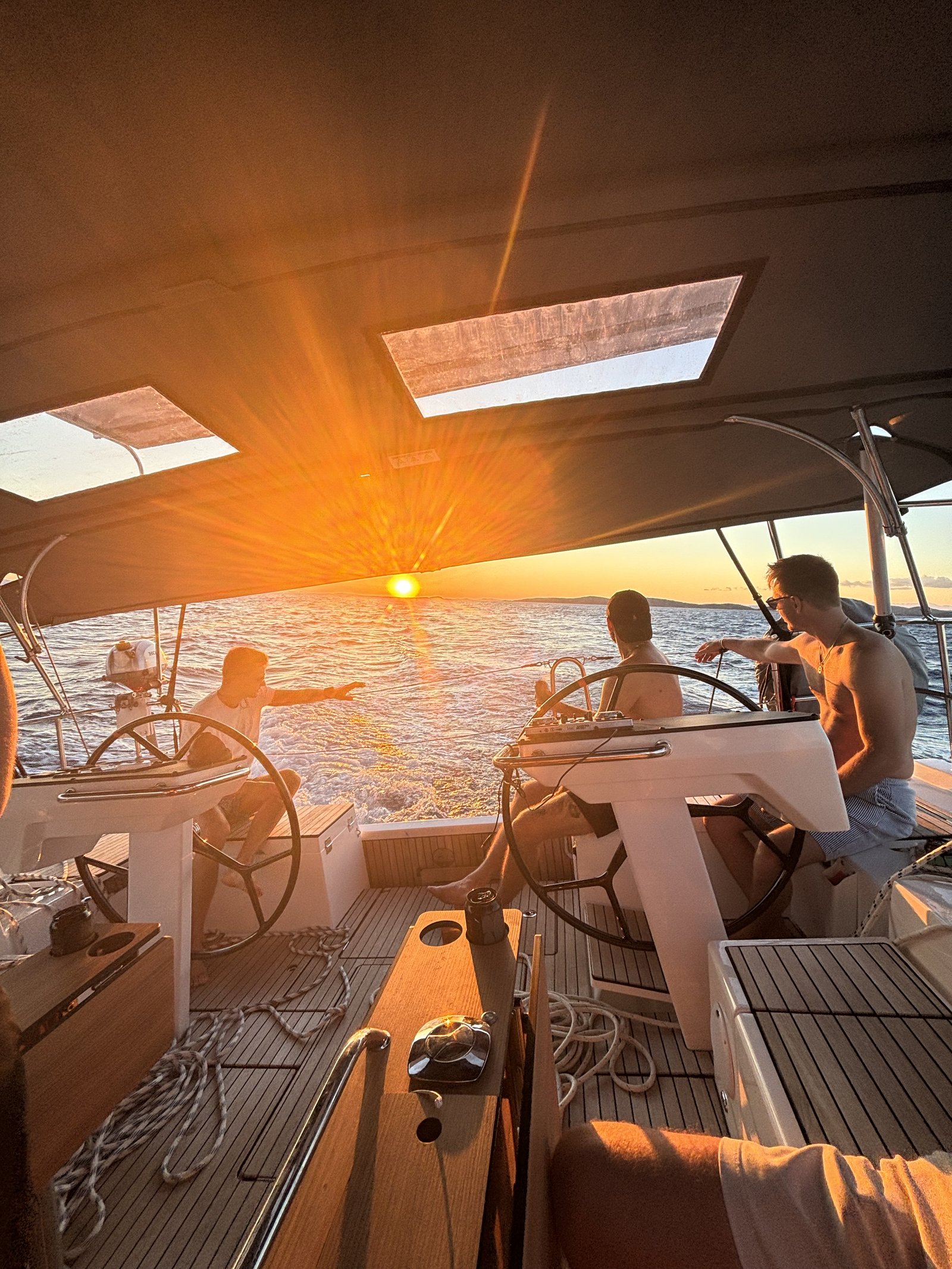 Crew an Bord im Abendlicht