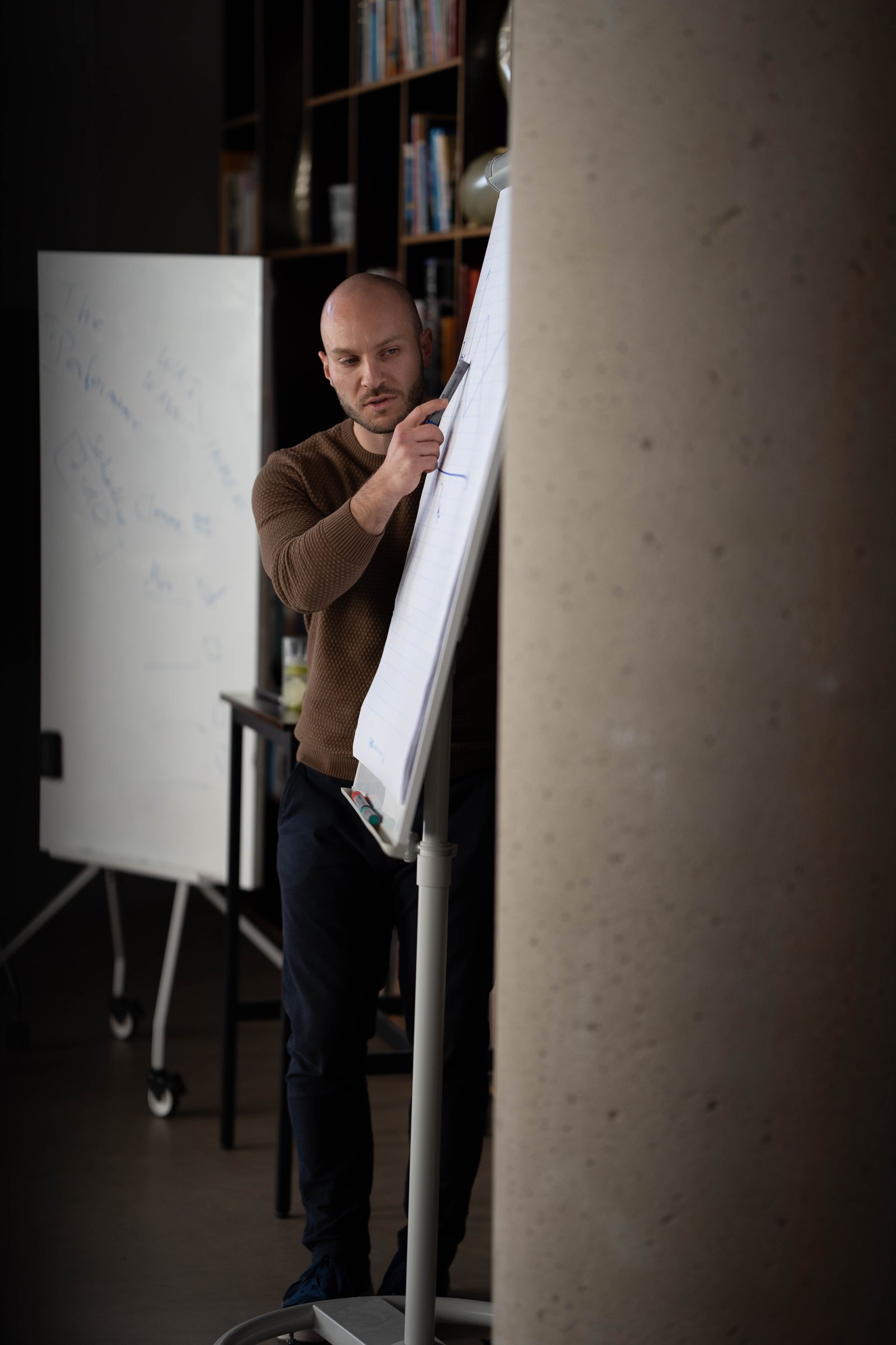 Gabriel im konzentrierten Arbeitsmodus am Flipchart