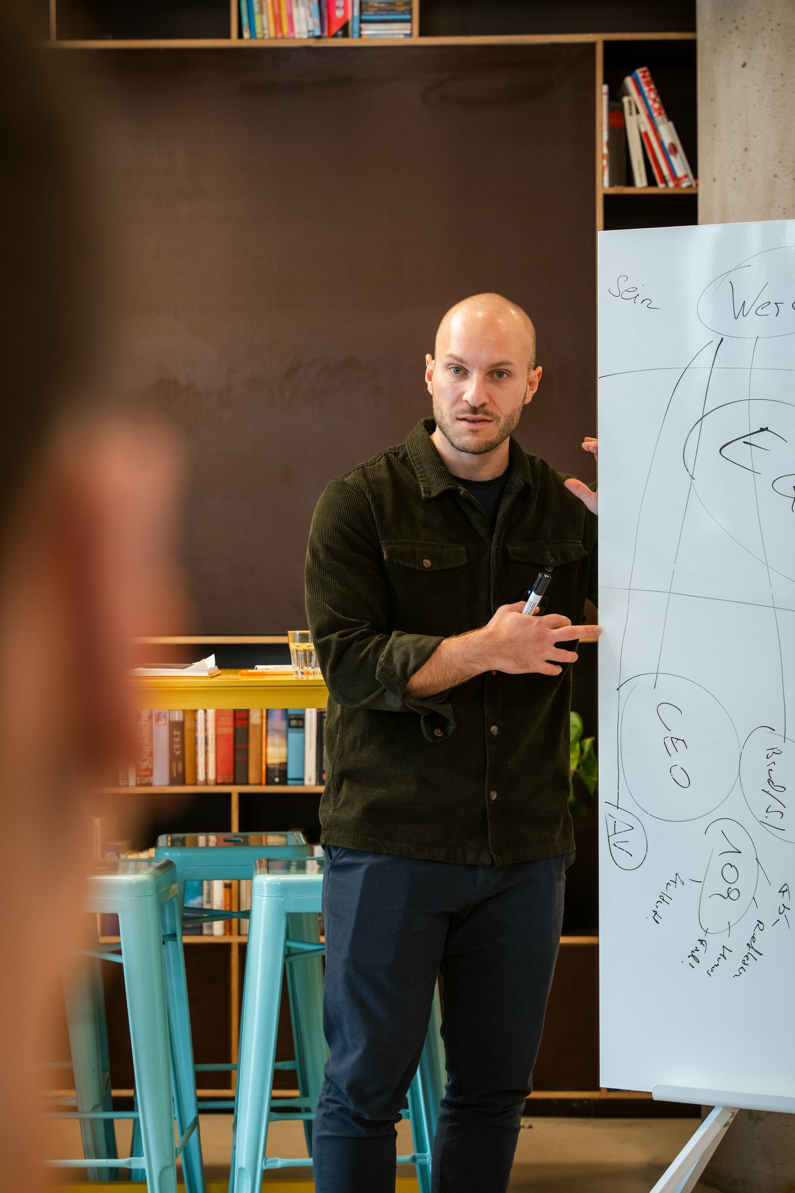 Gabriel arbeitet am Flipchart mit einer Gruppe