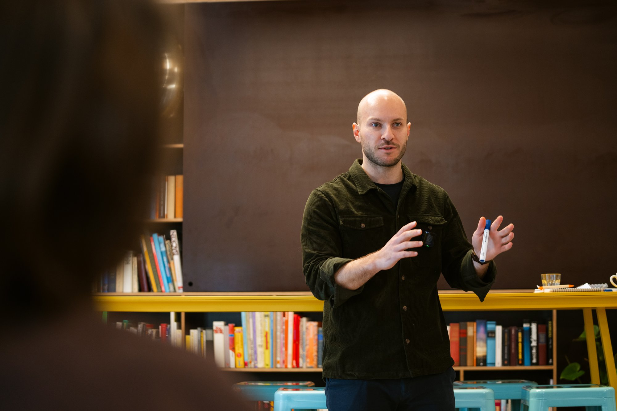 Gabriel Heiml im Workshop, gestikulierend